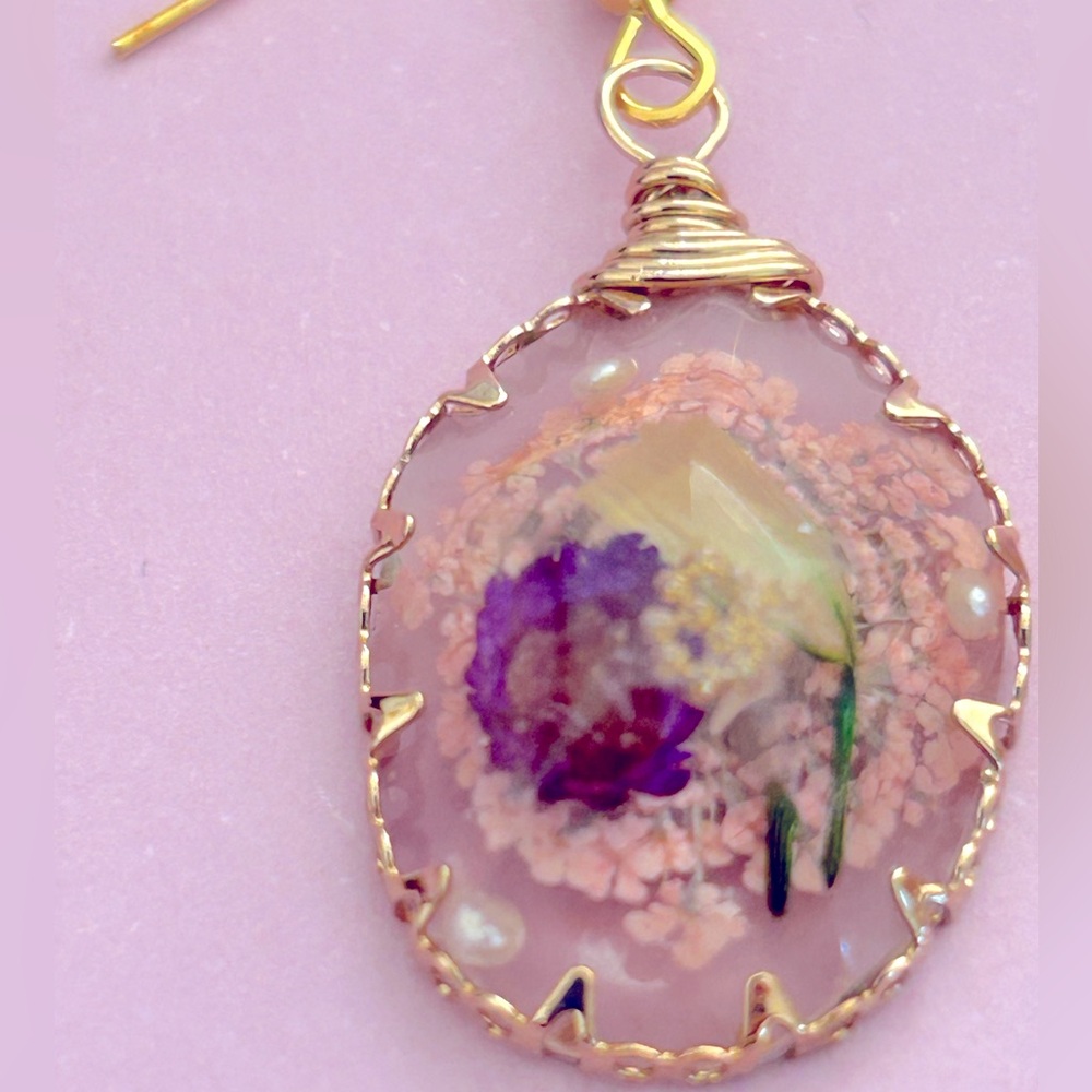 NWOT Earrings Dried Flowers purple pink, faceted pearls,Resin, 2” drop, Goldtone - Picture 4 of 8